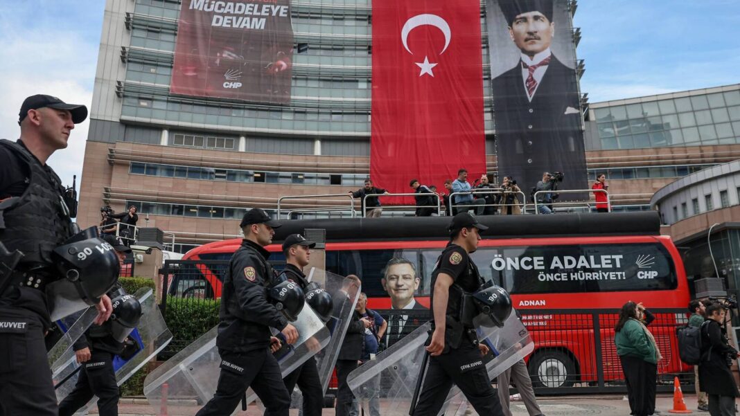 Turkish Police Storm CHP Headquarters in Ankara Turkish Police Storm CHP Headquarters in Ankara