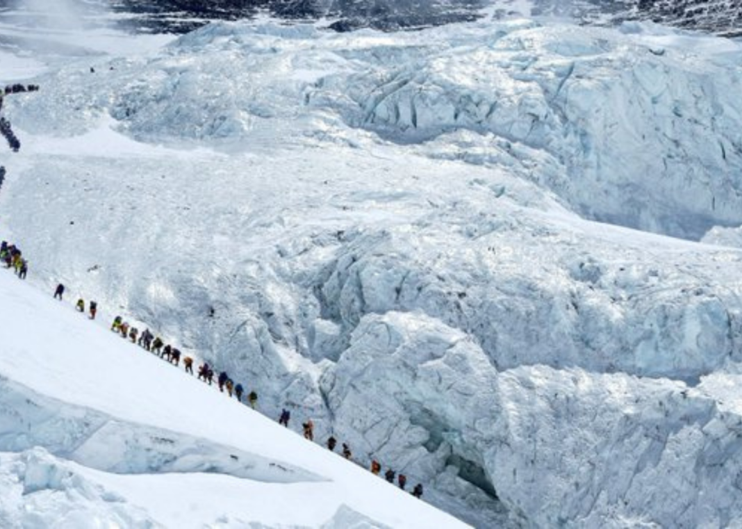 Record 274 Climbers Summit Everest in One Day Record 274 Climbers Summit Everest in One Day