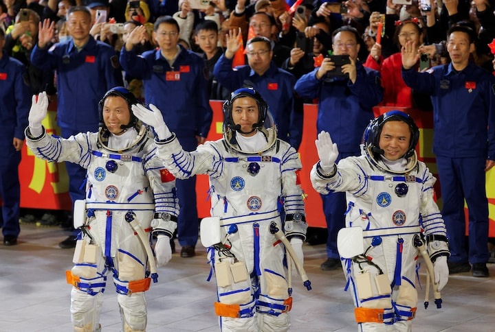 China’s Shenzhou-21 Astronauts Return to Earth China’s Shenzhou-21 Astronauts Return to Earth