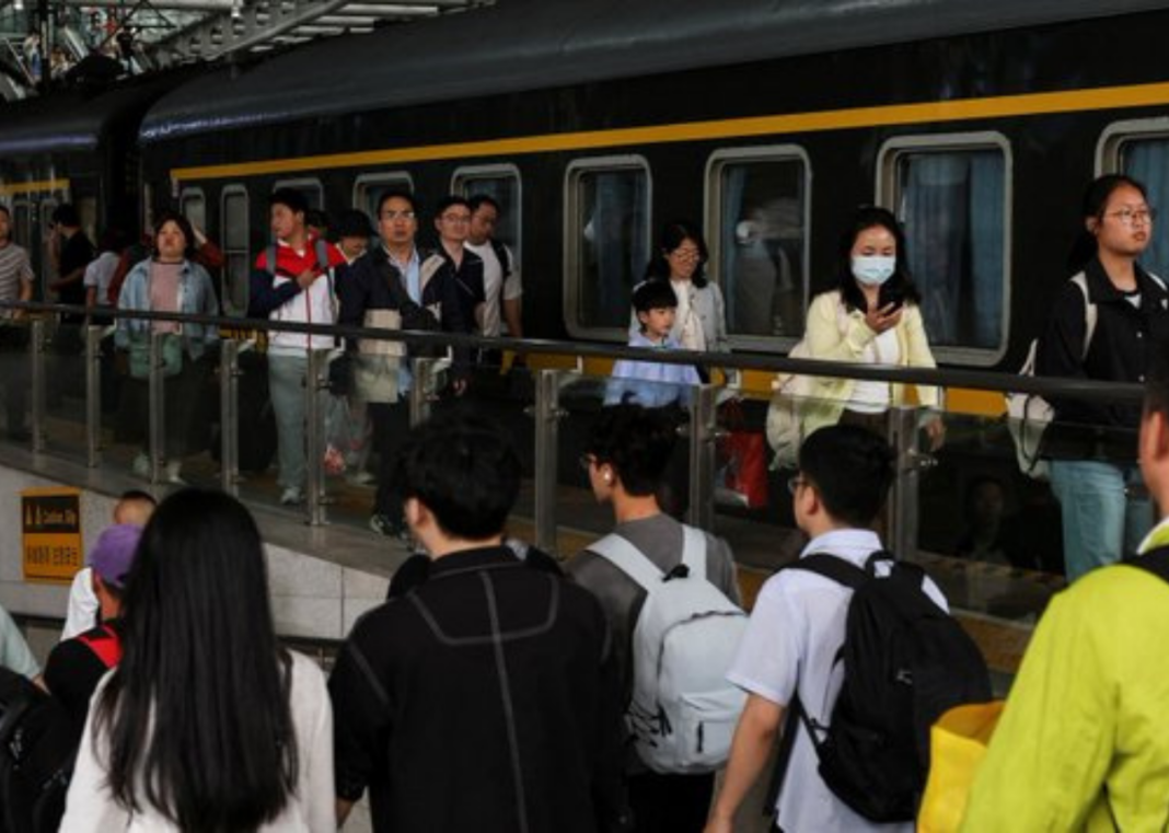 China’s Railways Set New Single-Day Passenger Record During May Day Travel Surge