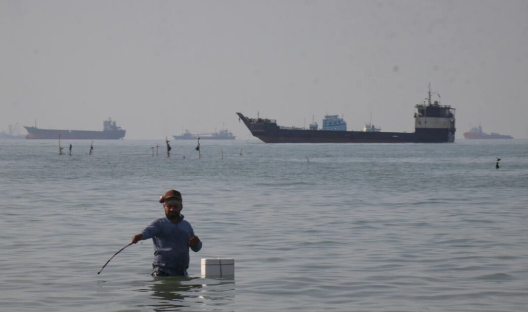 U.S. Warns of Sanctions on Shipping Firms Over Payments to Iran for Passage in the Strait of Hormuz