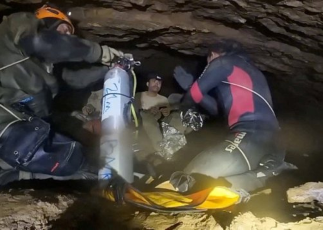 Gold Prospectors Rescued From Laos Cave After 10 Days Gold Prospectors Rescued From Laos Cave After 10 Days