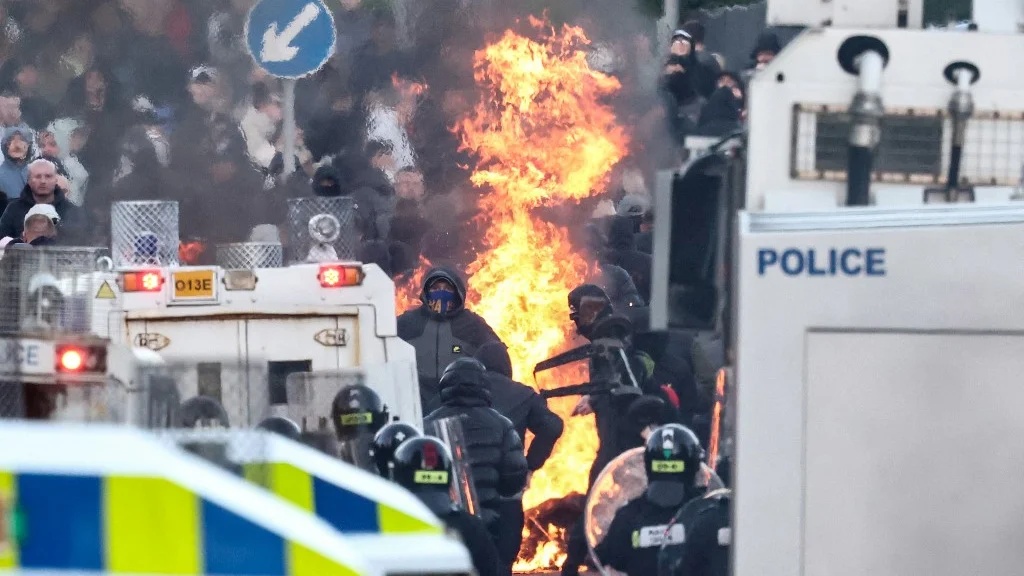 Police Fire Water Cannon at Belfast Rioters for Second Night Police Fire Water Cannon at Belfast Rioters for Second Night