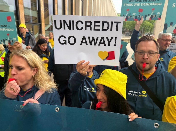 Berlin’s Commerzbank Stake Blocks UniCredit Takeover Plans Berlin's Commerzbank Stake Blocks UniCredit Takeover Plans