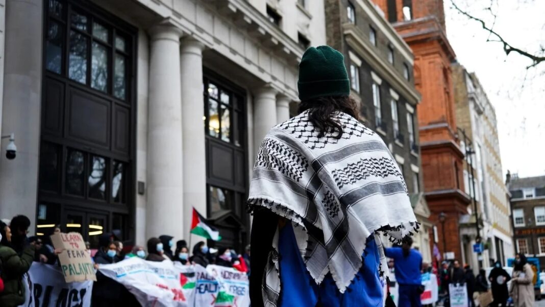 NHS-worker.jpg UK Medical Groups Fight NHS Palestine Speech Ban