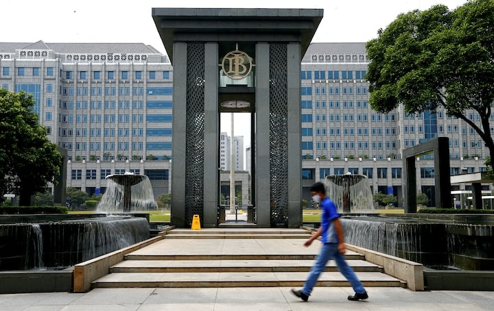 Indonesia Hikes Rates Off-Cycle as Rupiah Hits Record Low Indonesia Hikes Rates Off-Cycle as Rupiah Hits Record Low