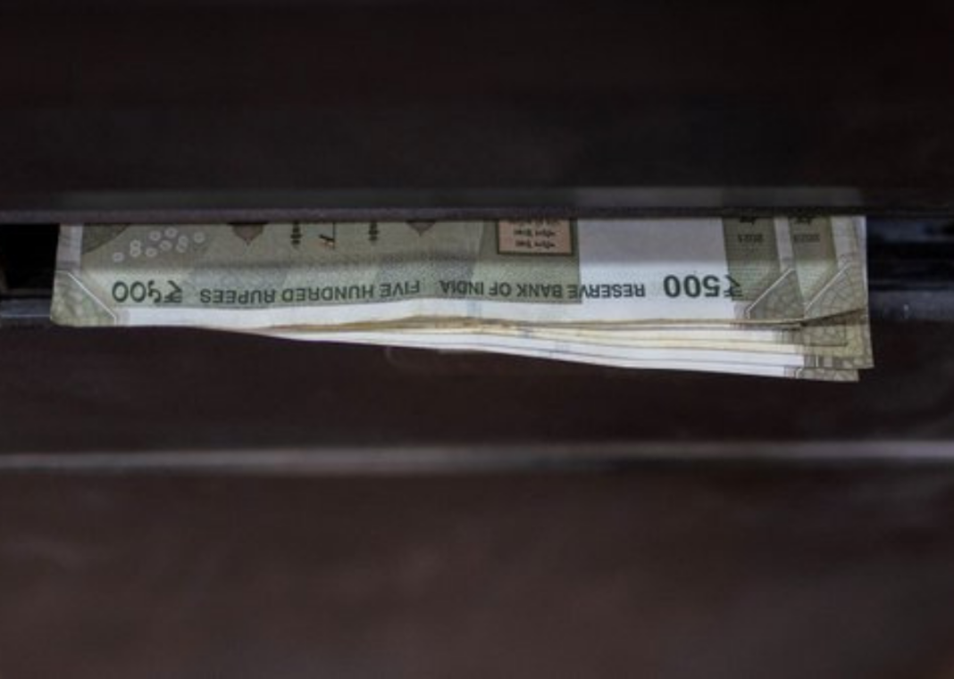 India Rupee Posts Best Week in 11 Weeks on Oil Price Drop