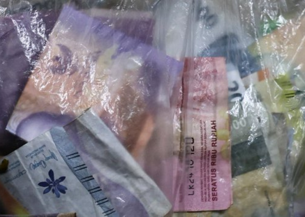 Indonesia Agrees Joint Yield Plan to Arrest Rupiah Slide After Record 18,045 Low Indonesia Agrees Joint Yield Plan to Arrest Rupiah Slide After Record 18,045 Low