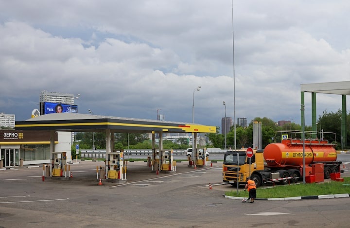 3CRJ25EVX5LRTAPFH6SZJDCX7Y Ukrainian Drone Strikes Fuel Russia's Worst Petrol Crisis in Decades